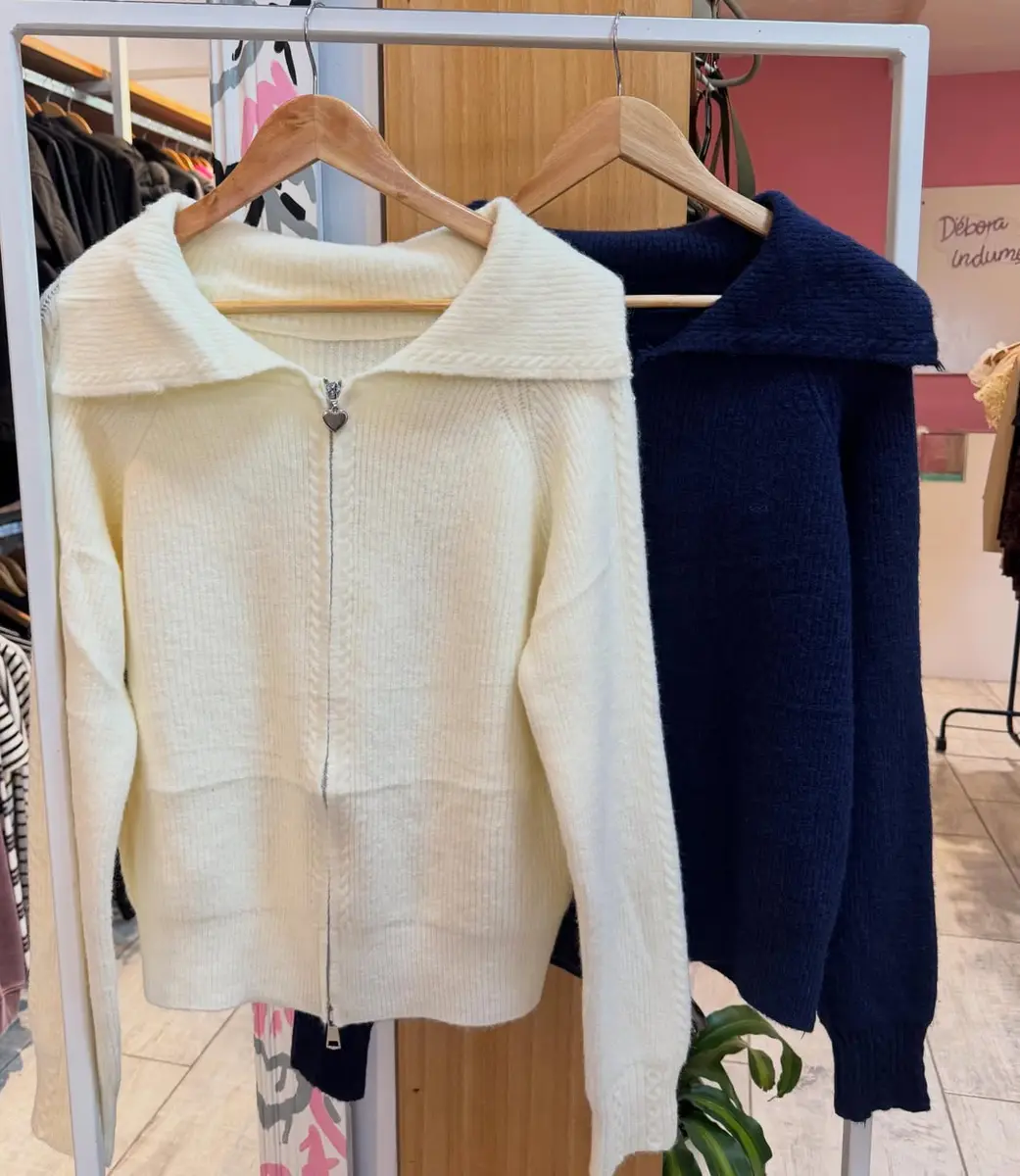 Sweater con cierre y cuello volcado